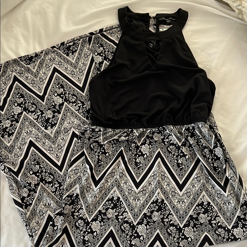 Black and White Sleeveless Chevron Maxi Dress